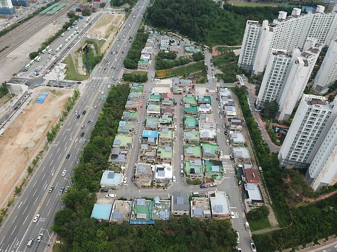 [광주=뉴시스] 김혜인 기자 = 광주 남구는 송암동 신효천 마을에 태양광 신재생 에너지 저장 장치를 구축한다고 7일 밝혔다. (사진=광주 남구 제공) 2021.12.07.photo@newsis.com