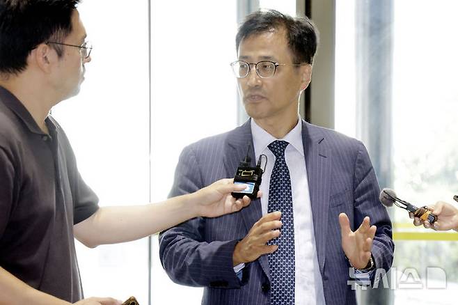 [서울=뉴시스] 최동준 기자 = 이태한 선거관리위원회 특별검사가 지난 25일 조순열 서울지방변호사회장을 예방하기 위해 서울 서초구 서울지방변호사회관으로 들어서며 취재진 질문에 답변하고 있다. 2026.08.26. photocdj@newsis.com