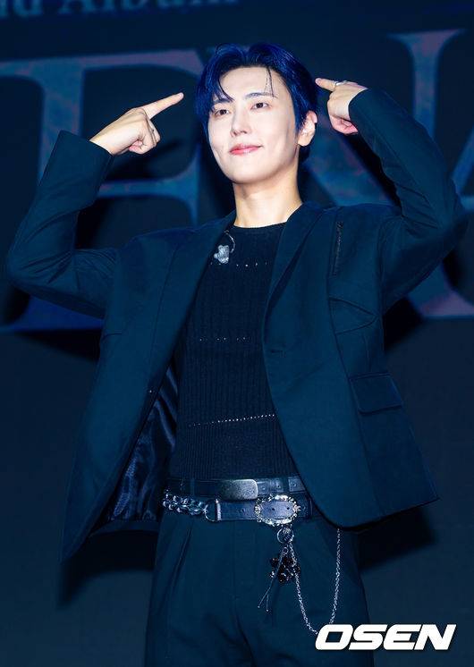 [OSEN=민경훈 기자] 그룹 SF9(에스에프나인) 2nd Album ‘TENACITY(터내서티)’ 쇼케이스가 26일 서울 마포구 큐브컨벤션센터에서 열렸다.  앨범명은 '끈기와 집념'이라는 사전적 의미와 함께 데뷔 10주년(TEN)의 궤적을 엮어냈다. 지난 10년간의 음악적 서사와 향후 도약의 의지를 담은 신보다. 타이틀곡 '위드아웃 윙스(Without Wings)'는 '날개 없이도 스스로 비상한다'는 메시지를 녹여낸 곡이다  SF9 인성, 휘영, 영빈, 찬희, 다원, 재윤이 무대 위에서 포즈를 취하고 있다. 2026.08.26 /rumi@osen.co.kr