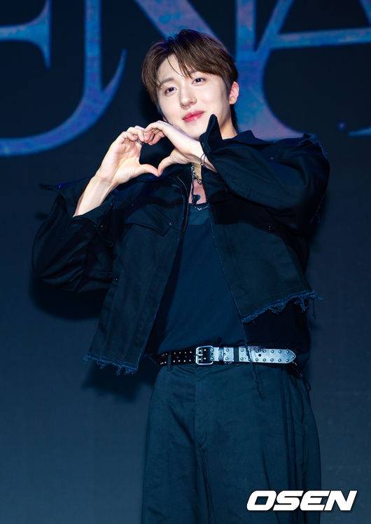 [OSEN=민경훈 기자] 그룹 SF9(에스에프나인) 2nd Album ‘TENACITY(터내서티)’ 쇼케이스가 26일 서울 마포구 큐브컨벤션센터에서 열렸다.  앨범명은 '끈기와 집념'이라는 사전적 의미와 함께 데뷔 10주년(TEN)의 궤적을 엮어냈다. 지난 10년간의 음악적 서사와 향후 도약의 의지를 담은 신보다. 타이틀곡 '위드아웃 윙스(Without Wings)'는 '날개 없이도 스스로 비상한다'는 메시지를 녹여낸 곡이다  SF9 인성, 휘영, 영빈, 찬희, 다원, 재윤이 무대 위에서 포즈를 취하고 있다. 2026.08.26 /rumi@osen.co.kr