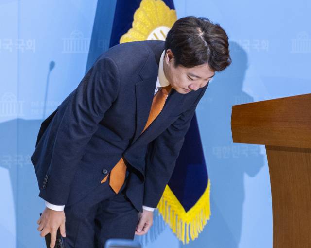 ▲개혁신당 대표인 이준석 의원이 26일 국회 소통관에서 열린 기자회견에서 대표직 사퇴를 발표한 뒤 고개숙여 인사하고 있다. ⓒ연합뉴스