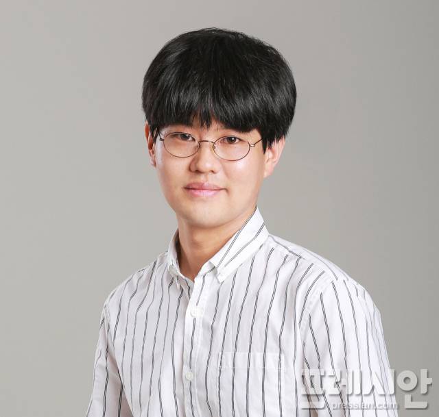 ▲제7회 현구문학상 산문분야 수상 문부일 작가.ⓒ강진군