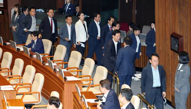이진숙 제명 촉구 결의안 국회 본회의 가결 장면