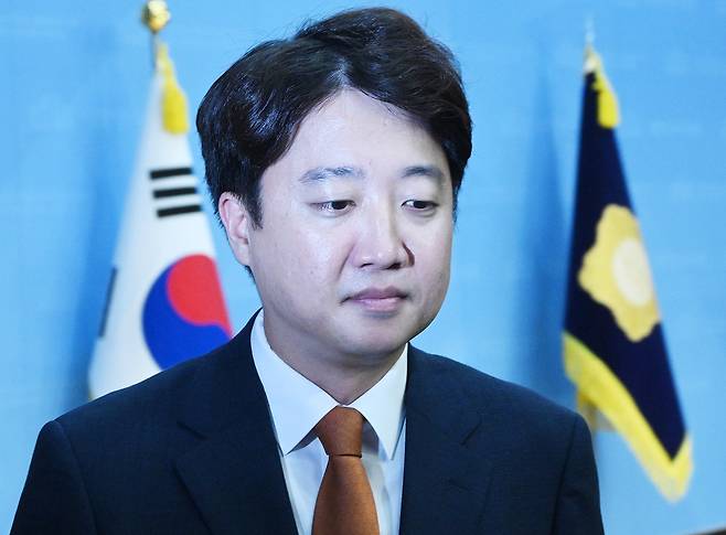 이준석 개혁신당 대표가 26일 서울 여의도 국회 소통관에서 당대표 사퇴 기자회견을 한 뒤 기자회견장에서 퇴장하고 있다. 오승현 기자 2026.08.26