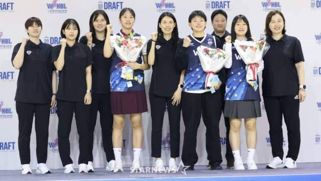 2026~2027시즌 WKBL 신인 선수 드래프트에서 우리은행에 지명된 선수들이 선수단과 기념촬영을 하고 있다. /사진=김진경 대기자.