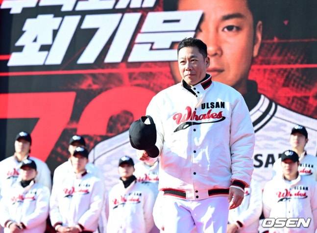 지난 2월 창단식에 나선 최기문 코치.