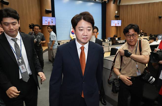 개혁신당 대표인 이준석 의원이 26일 국회 소통관에서 열린 기자회견에서 대표직 사퇴를 발표한 뒤 회견장을 떠나고 있다. 연합뉴스