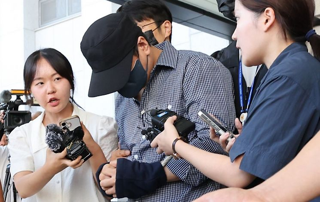 실종사건을 허위 종결한 혐의(직무유기, 공전자기록 위작 및 행사, 위계공무집행방해)를 받는 A경장이 지난 25일 제주지방법원에서 구속 전 피의자 심문(영장실질심사)을 마치고 나오고 있다. 연합뉴스