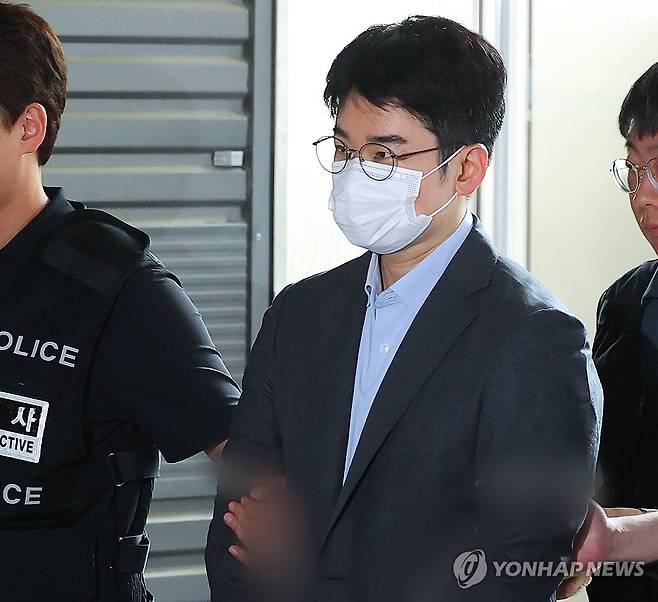 검찰 향하는 정이한 (부산=연합뉴스) 손형주 기자 = 피습 자작극 협의를 받는 정이한 전 개혁신당 부산시장 후보가 16일 부산 동래경찰서에서 검찰로 송치되고 있다. 2026.7.16 handbrother@yna.co.kr
