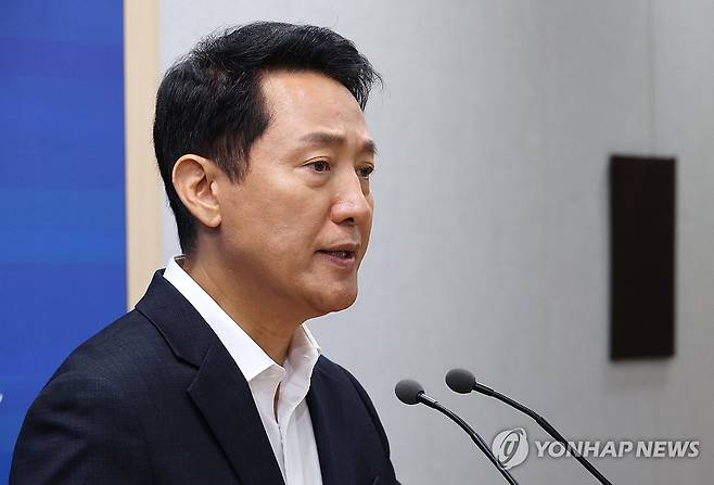 국토부 장관 면담 내용 브리핑 하는 오세훈 시장 (서울=연합뉴스) 최재구 기자 = 오세훈 서울시장이 26일 김윤덕 국토교통부 장관과 주택 공급 방안 관련 면담 후 서울시청 브리핑실에서 면담내용을 브리핑하고 있다. 2026.8.26 jjaeck9@yna.co.kr