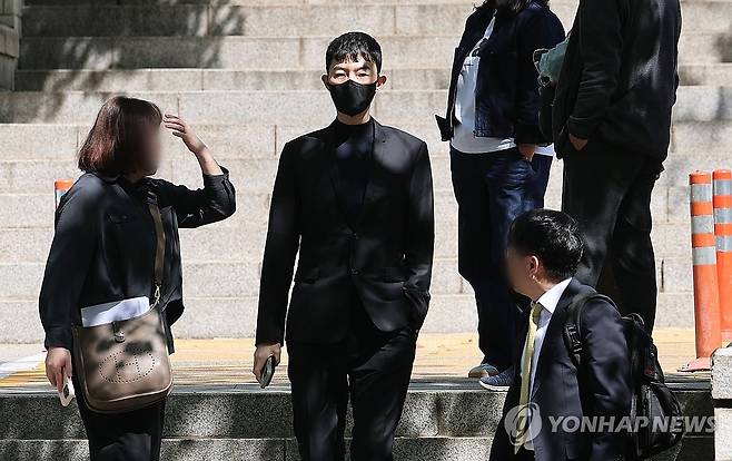 '수능 문항 거래' 일타강사 현우진 첫 재판 (서울=연합뉴스) 김인철 기자 = 현직 교사로부터 수능 관련 모의고사 문항을 부정거래 한 혐의로 재판에 넘겨진 '일타강사' 현우진 씨가 24일 서울 서초구 서울중앙지방법원에서 열린 청탁금지법 위반 혐의 첫 공판에 출석하고 있다. 2026.4.24 [공동취재] yatoya@yna.co.kr