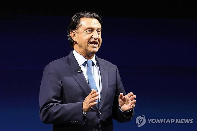 발표하는 호세 무뇨스 대표이사 사장 (서울=연합뉴스) 강민지 기자 = 호세 무뇨스 현대자동차 대표이사 사장이 26일 서울 영등포구 콘래드호텔에서 열린 현대차 '2026 최고경영자(CEO) 인베스터 데이'에서 발표를 하고 있다. 2026.8.26 mjkang@yna.co.kr