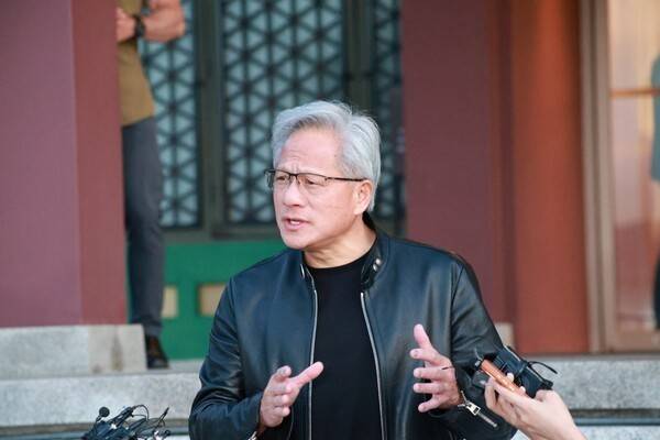 젠슨 황 엔비디아 최고경영자(CEO)가 8일 서울 중구 신라호텔에서 열린 엔비디아의 코리아 AI 에코시스템 리셉션 이후 기자들과 만난 자리에서 질의에 응답하고 있다. [출처=공동취재단]