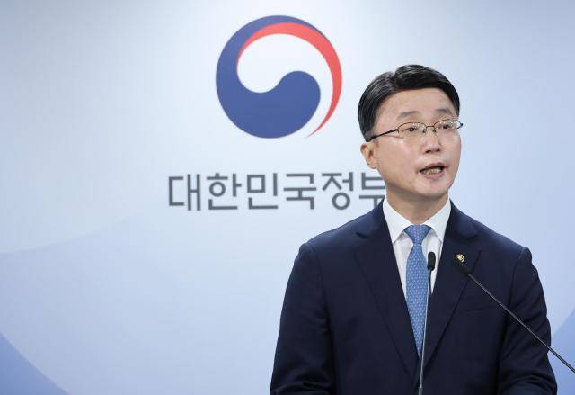 류제명 과학기술정보통신부 2차관이 지난 18일 서울 종로구 정부서울청사에서 독자 AI파운데이션모델 프로젝트 2차 단계평가 결과 브리핑을 하고 있다.&nbsp; [사진=연합뉴스]
