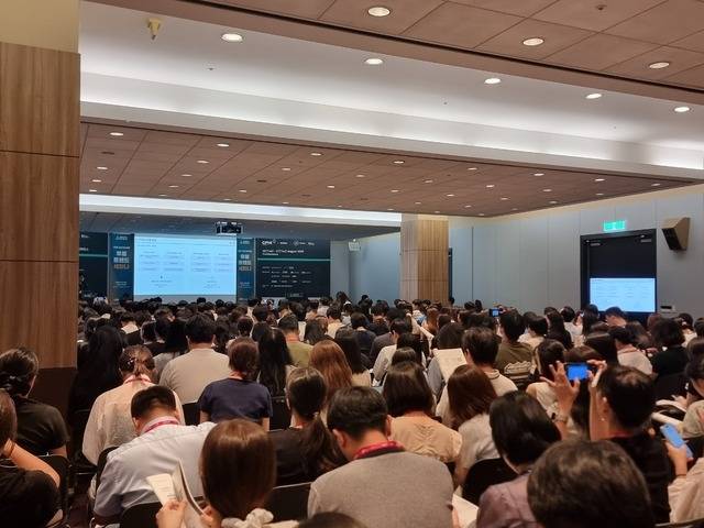 27일 서울 코엑스에서 열린 ‘2026 건강기능식품 유통트렌드 세미나’에 참석자들이 몰리며 행사장이 인산인해를 이루고 있다. 김명근 기자.