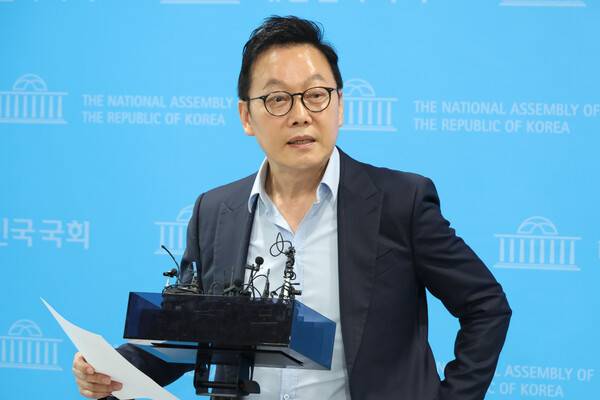 2024년 8월 12일 더불어민주당 정봉주 최고위원 후보가 국회 소통관에서 기자회견을 열고 이른바 '이재명 팔이' 세력을 뿌리 뽑겠다고 밝히고 있다. 2024.8.12. 연합뉴스