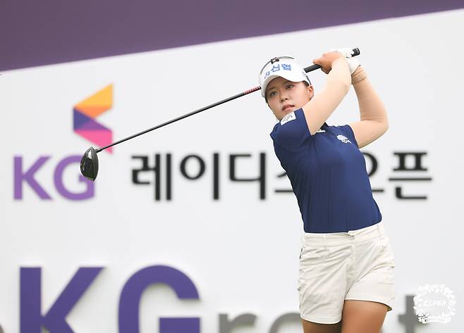 이서윤이 27일 써닝포인트CC에서 열린 KLPGA투어 KG 레이디스 오픈에 출전해 티샷하고 있다. 사진 | KLPGA