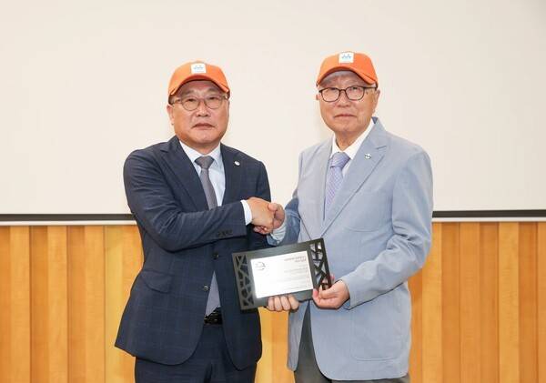 27일 대한산악연맹이 2026년 국제교류 사업을 통해 세계 및 아시아 산악기구와 협력을 이어가고 있다고 밝혔다. (대한산악연맹 조좌진 회장(왼쪽), 아시아산악연맹 이인정 회장). /사진=대한산악연맹