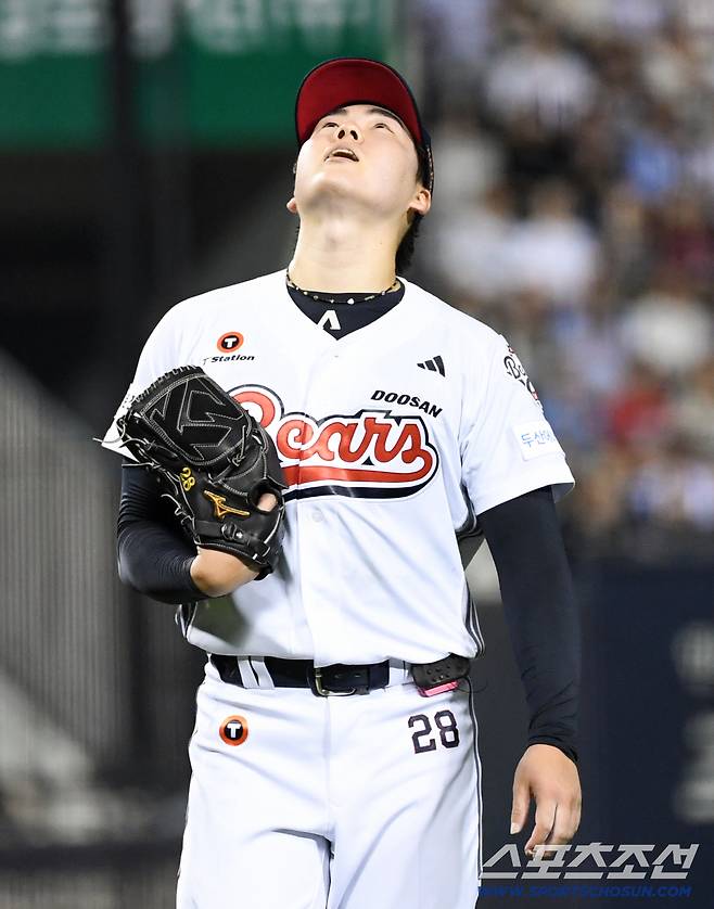 21일 잠실구장에서 열린 두산과 롯데의 경기. 두산 최승용이 5회 역전을 허용한 뒤 아쉬워하고 있다. 잠실=박재만 기자 pjm@sportschosun.com/2026.08.21/