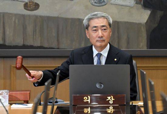 신현송 한국은행 총재가 27일 오전 서울 중구 한국은행에서 열린 금융통화위원회 본회의에 참석해 의사봉을 두드리고 있다. 2026.08.27. 사진공동취재단