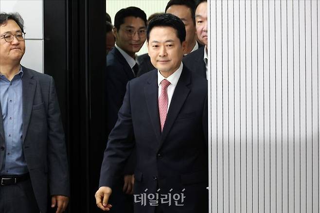 장동혁 국민의힘 대표가 26일 오후 서울 여의도 국민의힘 중앙당사에서 열린 당대표 취임 1주년 기자회견에 입장하고 있다. ⓒ데일리안 홍금표 기자