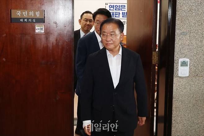 국민의힘 윤재옥·김상훈·주호영 의원이 26일 오후 서울 여의도 국회에서 국민의힘 4선 이상 중진 의원 비공개 회동을 마친 뒤 나오고 있다. ⓒ데일리안 홍금표 기자