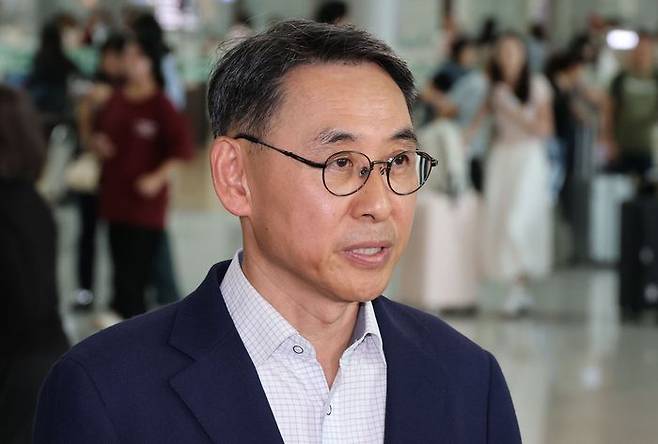 정연인 두산에너빌리티 대표이사가 27일 인천국제공항에서 취재진 질문에 답하고 있다. 네팔 수력발전소 건설 현장을 덮친 대규모 홍수로 한국남동발전과 두산에너빌리티 관련 한국인 9명이 실종된 가운데 한국남동발전과 두산에너빌리티는 비상대책본부를 꾸리고 이날 긴급대응반을 급파했다.ⓒ연합뉴스