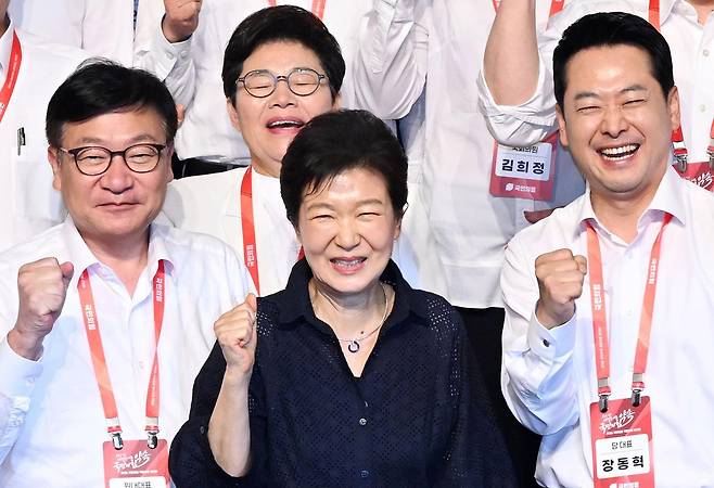 박근혜 전 대통령과 국민의힘 의원들이 27일 오후 경기 고양시 소노캄 고양에서 열린 2026 국민의힘 국회의원 연찬회에 참석해 기념촬영을 하고 있다. 2026.8.27 사진공동취재단