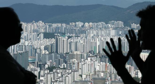 '실거주'에 방점을 찍은 세제개편안이 발표된 후 논란이 뜨거워지면서 시장도 요동치고 있다. 강남권 초고가 아파트는 직전 실거래가보다 낮은 급매물이 급증하고 있는 반면 중랑구와 성북구, 노원구 등 서울 외곽 지역 아파트 가격은 오히려 오름세다. 23일 서울 시내 아파트 밀집 지역의 모습. 연합뉴스
