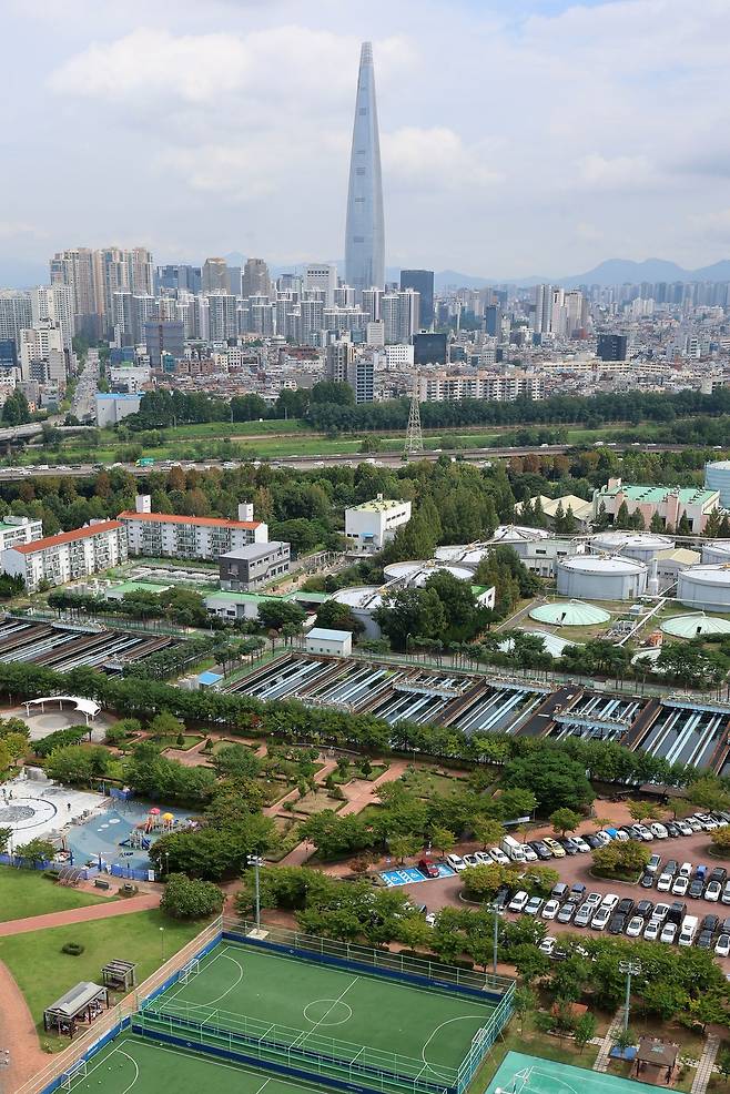 오세훈 서울시장이 26일 김윤덕 국토교통부 장관과의 회동에서 탄천물재생센터에 ‘동남권 청년 특화 산업단지’ 구상을 제안했고, 김 장관도 주택화 가능성에 대해 적극 검토하겠다고 밝혔다. 사진은 이날 서울 강남구 탄천물재생센터와 마루공원 일대 모습. [뉴시스]