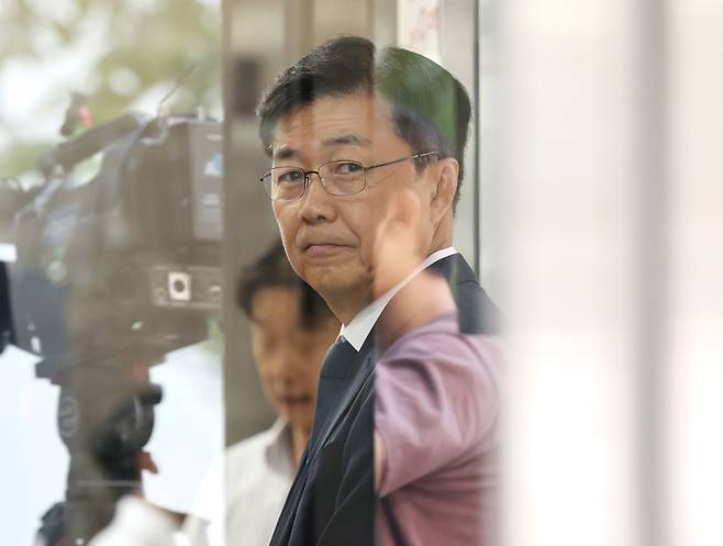 홍장원 전 국가정보원 1차장이 26일 ‘계엄 정당화 메시지 전달’ 의혹과 관련해 피의자 신분으로 조사를 받기 위해 경기도 과천 권창영 2차 종합 특별검사팀으로 출석하고 있다. 연합뉴스