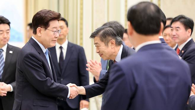 이 대통령, 기초자치단체장 청와대로 초청해 오찬 이재명 대통령이 27일 청와대 영빈관에서 열린 시장·군수·구청장 초청 오찬 간담회에 참석한 전성수 서초구청장과 악수를 하고 있다.  청와대사진기자단