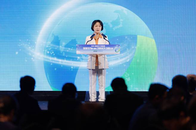 추미애 경기도지사가 27일 성남 더블트리 바이 힐튼 판교에서 열린 ‘2026년 제8회 청정대기 국제포럼’에 참석해 개회사를 하고 있다. 경기도 제공