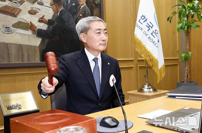 [서울=뉴시스] 사진공동취재단 = 신현송 한국은행 총재가 27일 오전 서울 중구 한국은행에서 열린 금융통화위원회 회의에서 의사봉을 두드리고 있다. 2026.08.27. photo@newsis.com