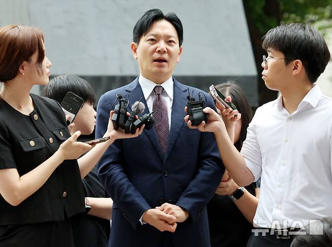 [서울=뉴시스] 박영태 기자 = 박상용 인천지검 부부장검사가 27일 오전 서울 마포구 서울경찰청 광역수사단 마포청사로 '국조특위 선서 거부' 및 '국회 모욕 혐의' 피의자 조사를 받기위해 출석하며 취재진 질문에 답변하고 있다. 2026.08.27. since1999@newsis.com