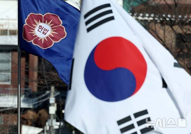 [서울=뉴시스] 병역 의무를 거부하는 사람의 공직 또는 기업체 채용을 막거나, 재직 중인 경우 해고하도록 정해진 병역법 조항이 헌법에 어긋난다는 헌법재판소의 결정이 제정 약 64년 만에 나왔다. (사진=뉴시스DB). 2026.08.27. photo@newsis.com