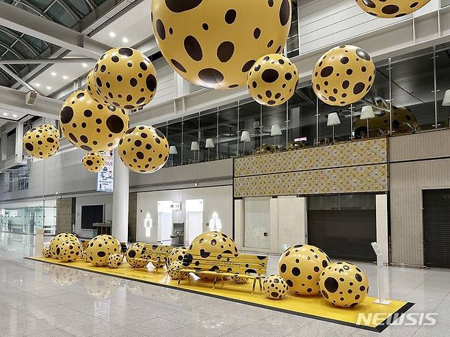 [서울=뉴시스]루이 비통이  세계적인 예술가 쿠사마 야요이(Yayoi Kusama)와 두 번째 협업을 기념해 인천공항에 '노랑 땡땡이' 조형물을 설치했다. 2023.1.09. 사진=이비통 제공.