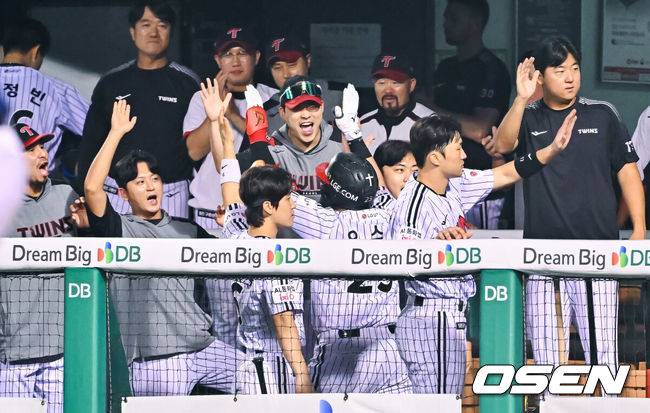[OSEN=잠실, 박준형 기자] 26일 서울 잠실야구장에서 ‘2026 신한 SOL Bank KBO리그’ LG 트윈스와 NC 다이노스의 경기가 열렸다.이날 LG는 임찬규를, NC는 구창모를 선발로 내세웠다.7회말 1사 1,2루 LG 오스틴이 3점 홈런을 날리고 동료들의 축하를 받고 있다.     2026.08.26 / soul1014@osen.co.kr