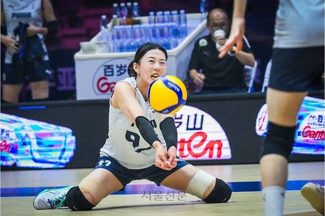 여자배구 대표팀 강소휘가 27일 중국 톈진 올림픽 센터 체육관에서 열린 2026 아시아여자배구선수권대회 태국과의 8강전에서 상대 공격을 받아내고 있다. 2026.8.27 국제배구연맹 제공