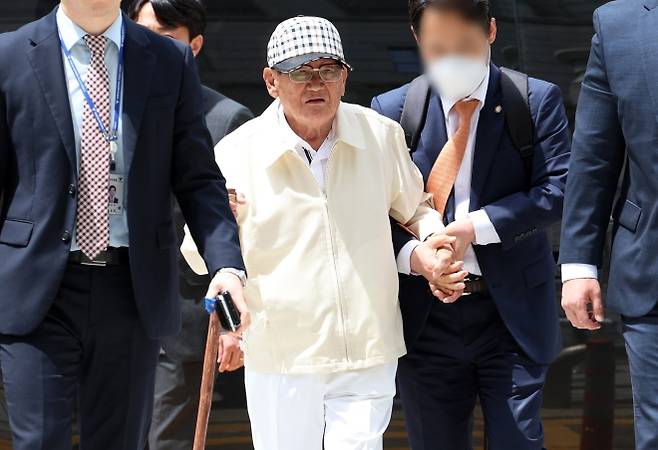 이만희 신천지 총회장이 6월 24일 서울 서초구 서울중앙지법에서 열린 구속 전 피의자 심문에 출석하고 있다. 연합뉴스