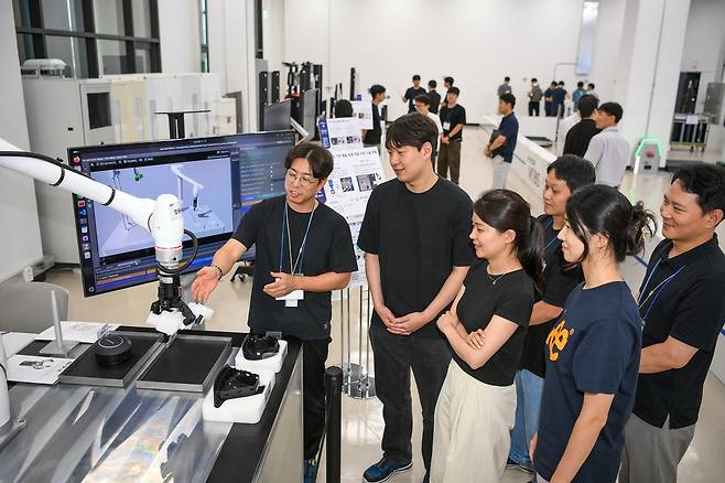 현대모비스가 26일부터 이틀간 경기도 의왕연구소 인근 퀀텀센터에서 개최한 ‘M-Sphere 2026’에서 참가자들이 전시 기술을 둘러보고 있다. 사진 제공=현대모비스