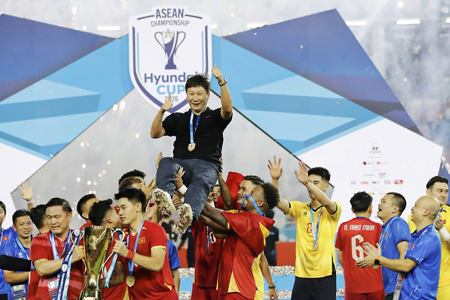 김상식 베트남 축구대표팀 감독이 26일 베트남 하노이의 미딘 국립경기장에서 열린 태국과의 2026 아세안(ASEAN) 현대컵 결승 2차전에서 비겨 우승을 확정한 뒤 헹가래를 받고 있다.  베트남축구협회 페이스북 캡처