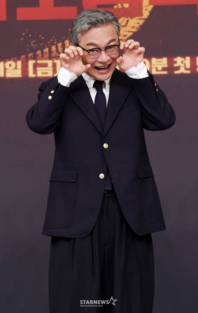 배우 김의성이 18일 서울 양천구 목동 SBS에서 진행된 금토드라마 '모범택시3' 제작발표회에 참석해 포즈를 취하고 있다./2025.11.18 /사진=김휘선 hwijpg@