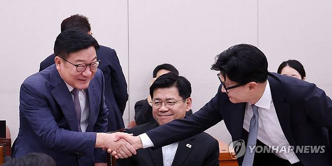 악수하는 정점식 원내대표·한동훈 의원 (서울=연합뉴스) 이동해 기자 = 국민의힘 정점식 원내대표와 무소속 한동훈 의원이 11일 국회에서 열린 외교통일위원회 전체회의에서 악수하고 있다. 2026.8.11 eastsea@yna.co.kr