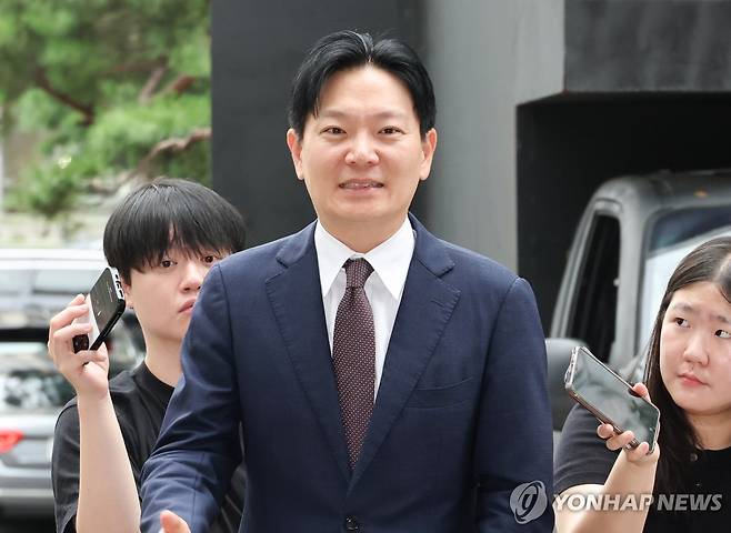 경찰 출석하는 박상용 검사 (서울=연합뉴스) 최재구 기자 = 국회 국정조사에서 증인 선서를 거부한 혐의 등으로 고발된 박상용 인천지검 부부장검사가 27일 마포구 서울경찰청 광역수사단 공공범죄수사대로 출석하고 있다. 2026.8.27 jjaeck9@yna.co.kr