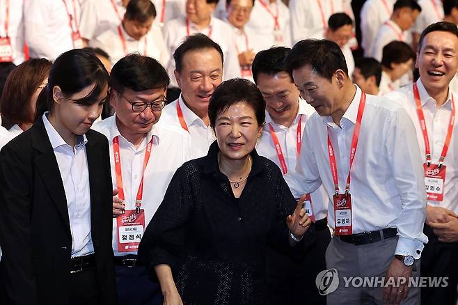 연찬회장 나서는 박근혜 전 대통령 (고양=연합뉴스) 이동해 기자 = 박근혜 전 대통령이 27일 경기도 고양시 장항동 소노캄 고양에서 열린 2026 국민의힘 국회의원 연찬회에서 기념 촬영을 마치고 연찬회장을 나서고 있다. 2026.8.27 [공동취재] eastsea@yna.co.kr