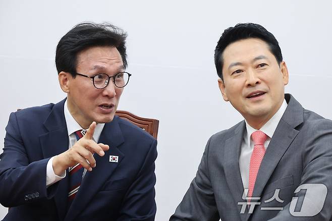 김민석 더불어민주당 대표가 24일 서울 여의도 국회에서 장동혁 국민의힘 대표를 예방하고 있다. 2026.8.24 ⓒ 뉴스1 신웅수 기자
