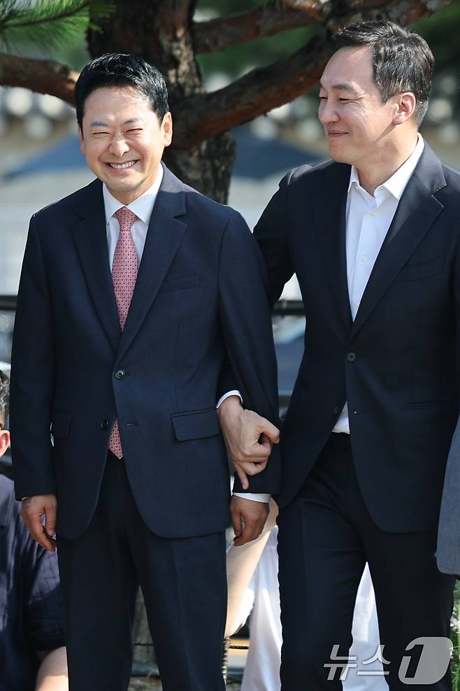 김민수 국민의힘 최고위원이 지난 3일 오전 서울 종로구 청와대 사랑채 분수대 앞에서 열린 '보완수사권 폐지 악법 거부권 촉구 현장 최고위원회의'에 참석해 장동혁 대표 팔짱을 끼고 있다. 2026.8.3 ⓒ 뉴스1 안은나 기자