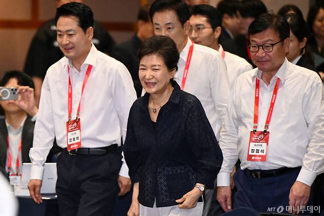 (고양=뉴스1) 황기선 기자 = 박근혜(가운데) 전 대통령과 국민의힘 장동혁(왼쪽) 대표, 정점식(오른쪽) 원내대표가 27일 경기 고양시 소노캄 고양에서 열린 2026 국민의힘 국회의원 연찬회에장에 들어서고 있다.  (공동취재) 2026.8.27/뉴스1  Copyright (C) 뉴스1. All rights reserved. 무단 전재 및 재배포,  AI학습 이용 금지. /사진=(고양=뉴스1) 황기선 기자
