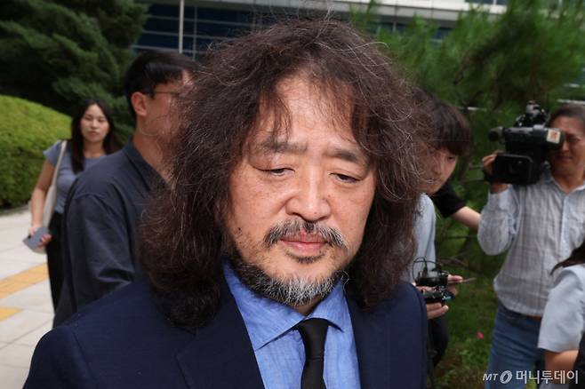 (서울=뉴스1) 이종수 기자 = 방송인 김어준씨가 14일 오후 서울 도봉구 서울북부지방법원에서 이동재 전 채널A 기자 명예훼손 혐의 선고 공판에서 벌금 2000만원을 선고받은 뒤 입장 표명 없이 법원을 나서고 있다. 2026.7.14/뉴스1  Copyright (C) 뉴스1. All rights reserved. 무단 전재 및 재배포,  AI학습 이용 금지. /사진=(서울=뉴스1) 이종수 기자
